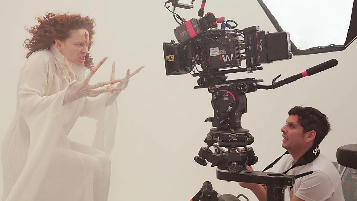 Eduardo Casanova, durante el rodaje de la serie &quot;Silencio&quot;