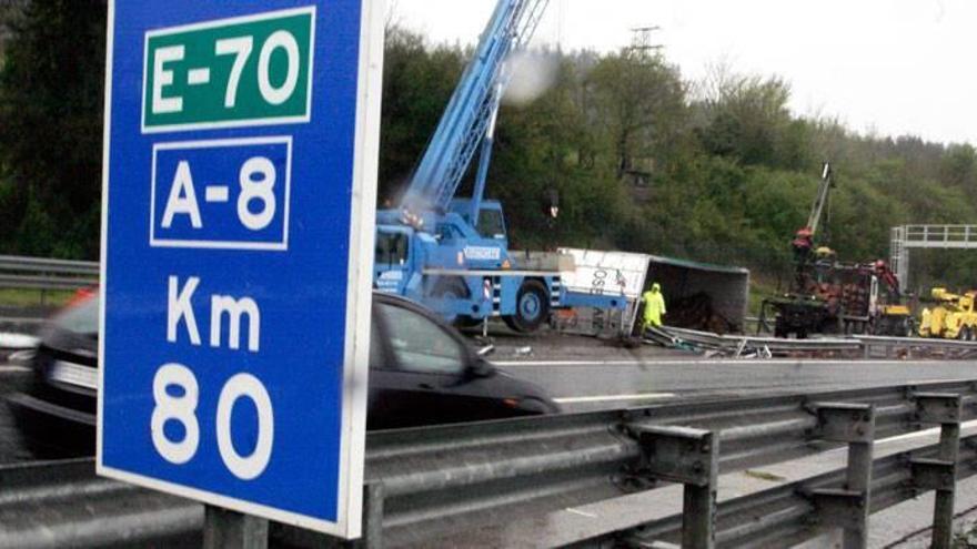 Trece muertos en las carreteras del Estado en doce accidentes de tráfico el fin de semana