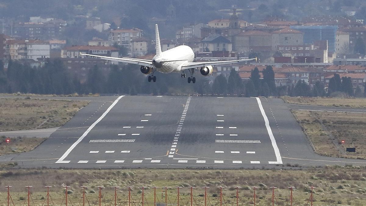 Un avión aterriza ayer en el aeropuerto de Loiu.