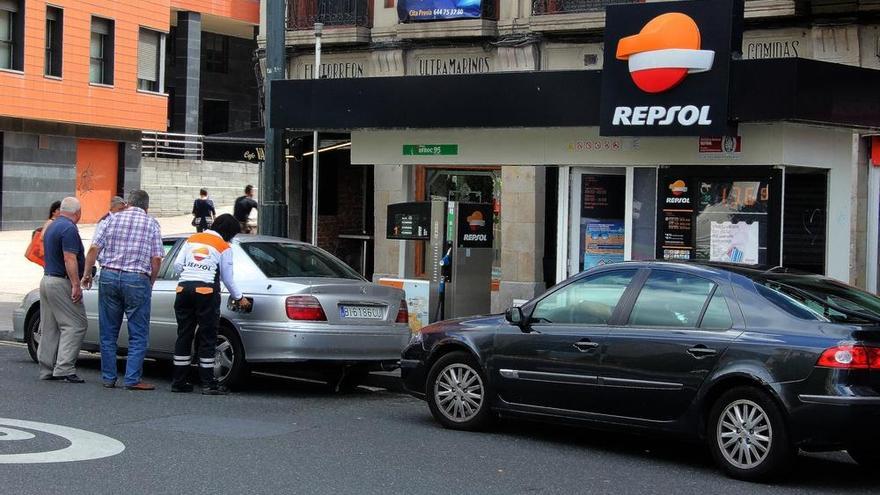 Conductores repostan en una gasolinera en el centro de Bilbao