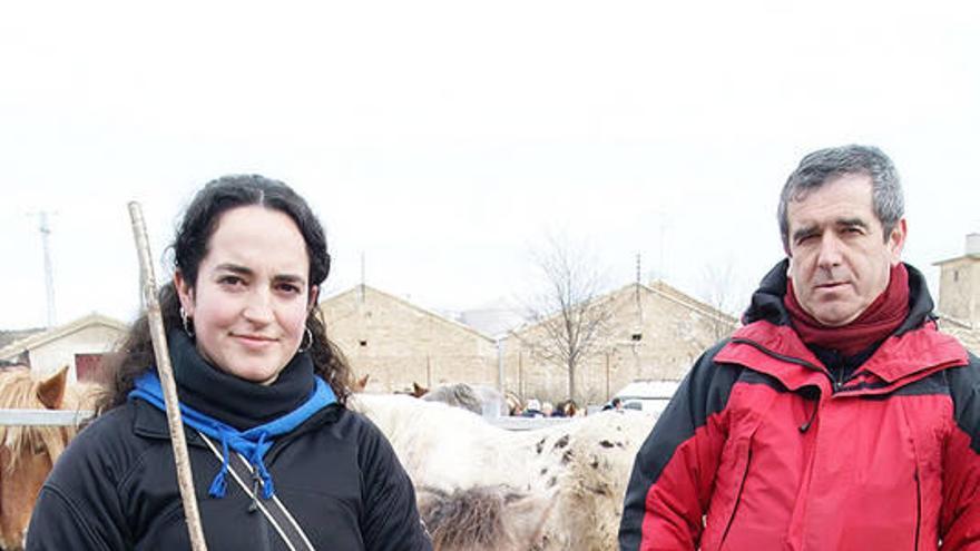 Iñaki y Olatz Beitia, padre e hija, posan con varios ponis en la Feria Caballar de Tafalla.