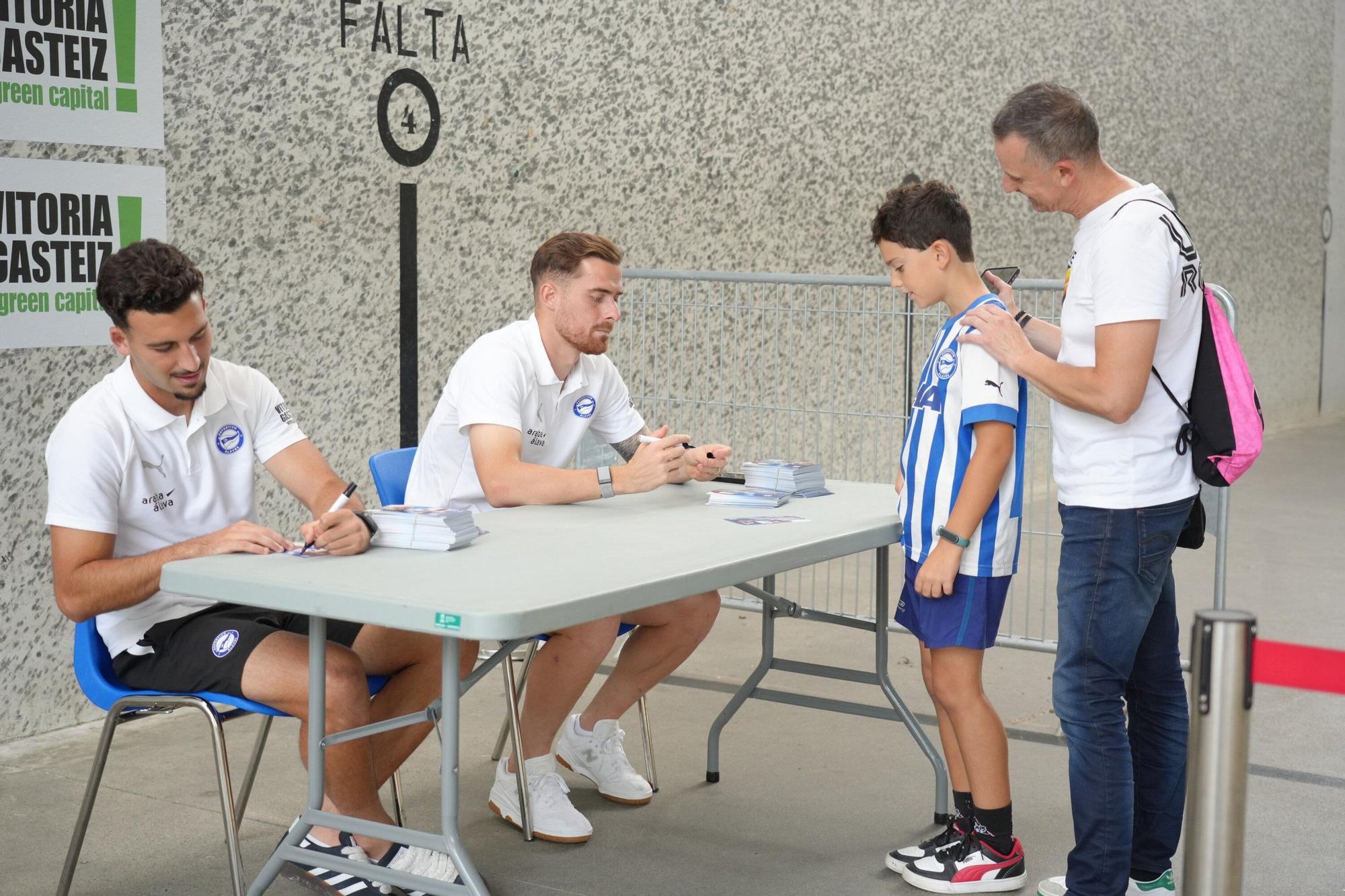 En imágenes: Toni Martínez y Víctor Parada firman autógrafos en las piscinas de Gamarra