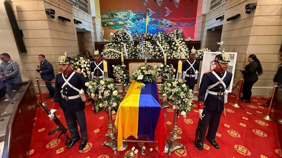 El féretro del aspirante a la presidencia y senador opositor Miguel Uribe, es trasladado al Congreso en Bogotá, Colombia.