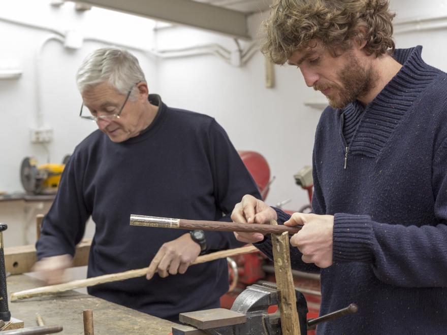 Dos generaciones de profesionales de la makila, Iñaki Alberdi y su hijo Beñat.