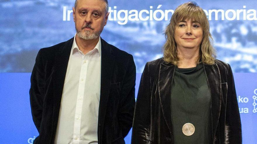 Martín Zabalza, director general de Paz, Convivencia y DDHH, y Ana Ollo, consejera de Relaciones Institucionales