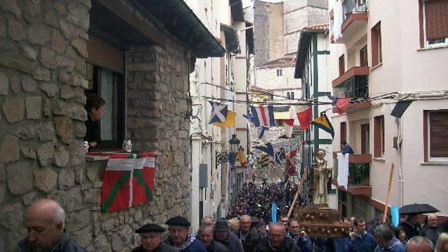 La calle San Telmo repleta de zumaiarras vestidos de arrantzales ayer, tras la reliquia del santo, en la procesión de la mañana.