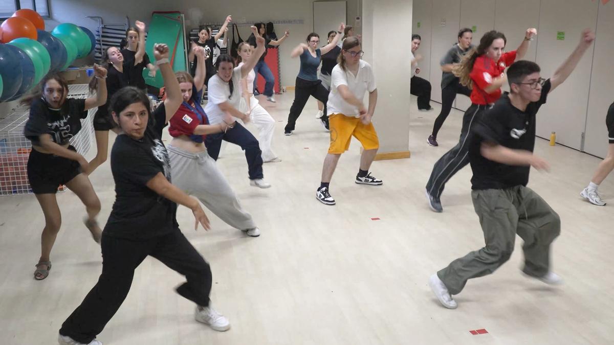 Una sesión de baile en la Casa de la Juventud.