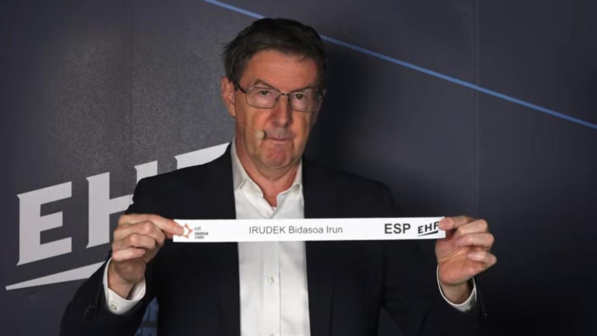 El director de Competiciones de la EHF, Markus Glaser, durante el sorteo del Irudek Bidasoa Irun