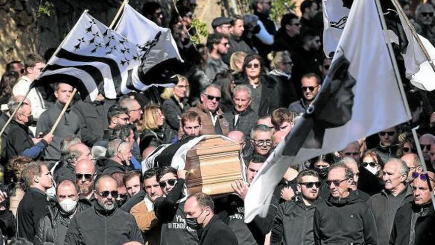 El féretro de Yvan Colonna, rodeado de banderas corsas, en el funeral celebrado en Cargèse. Foto: Afp