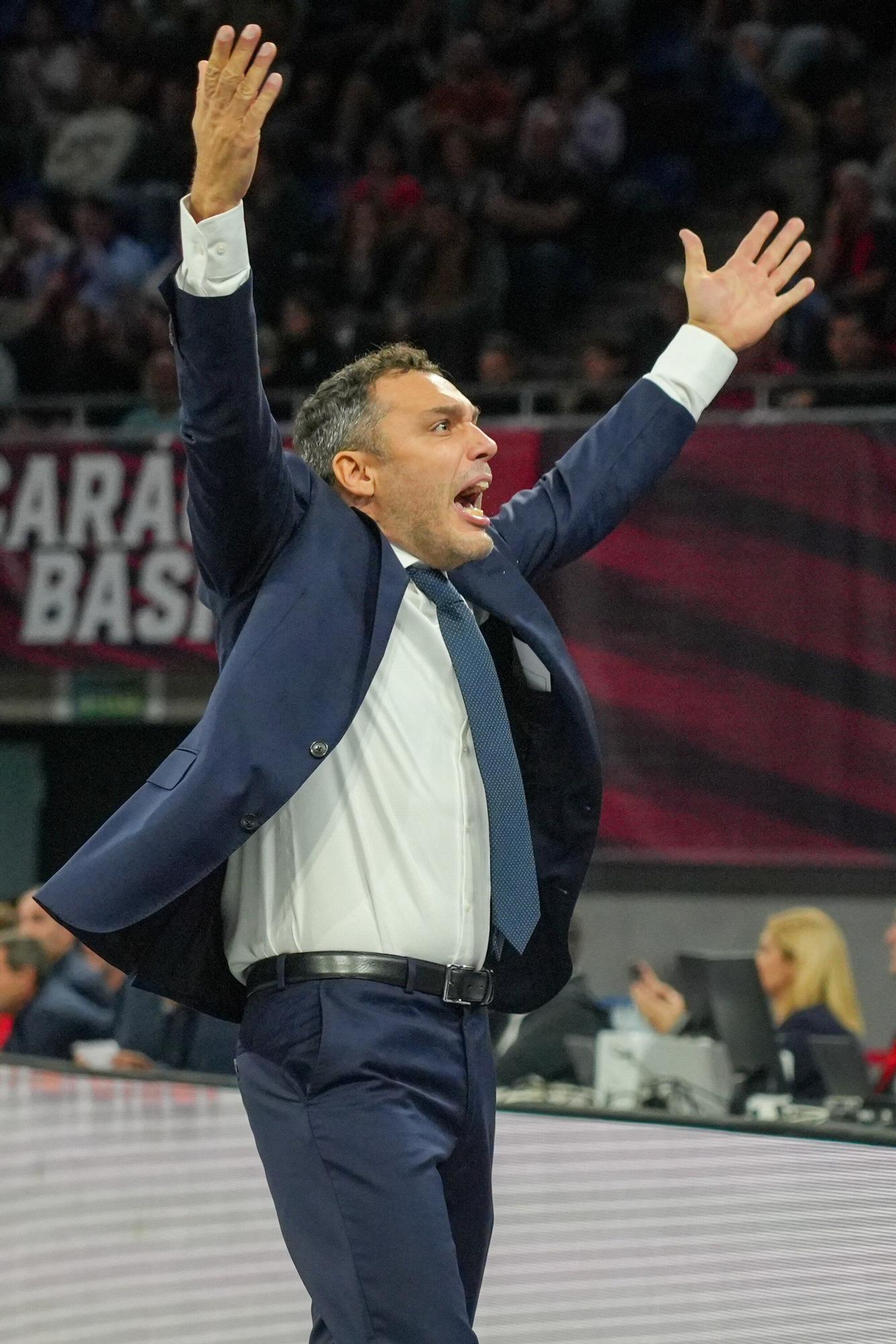 Todas las imágenes del Baskonia - Olympiacos en el Buesa Arena