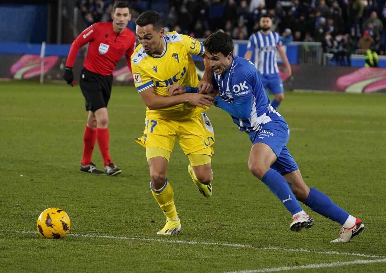 Guevara disputa un balón con el exalbiazul Escalante durante un Alavés-Cádiz.
