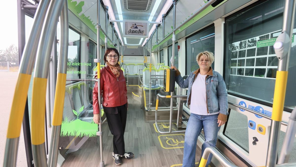 María José Ajuriaguerra, gerente de Tuvisa, e Izaskun Reyes, presidenta de Tuvisa, en uno de los nuevos buses eléctricos.