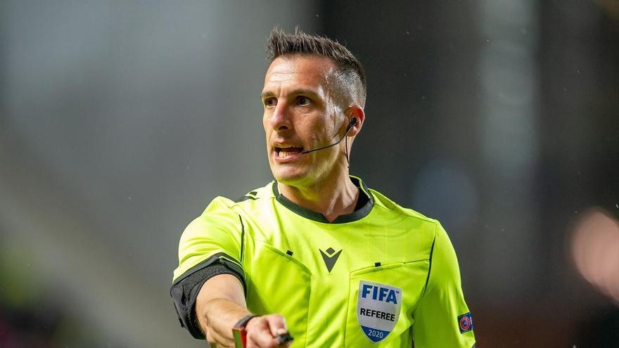 Un exárbitro internacional carga contra el VAR en el penalti del derbi: "No le ha quedado otra"