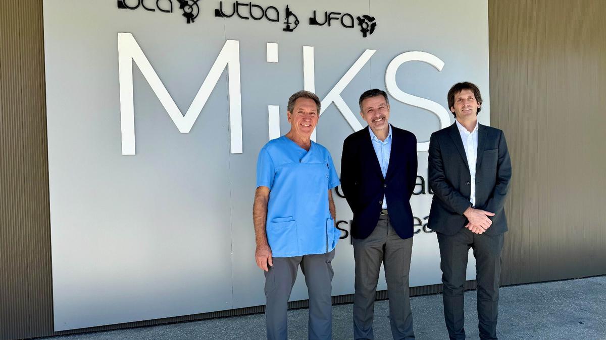 El doctor Mikel Sánchez, junto a Miguel de Foronda y Pello Sánchez.