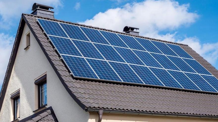 La autogeneración de energía a través de sistemas instalados en los edificios de obra nueva, como las placas solares.