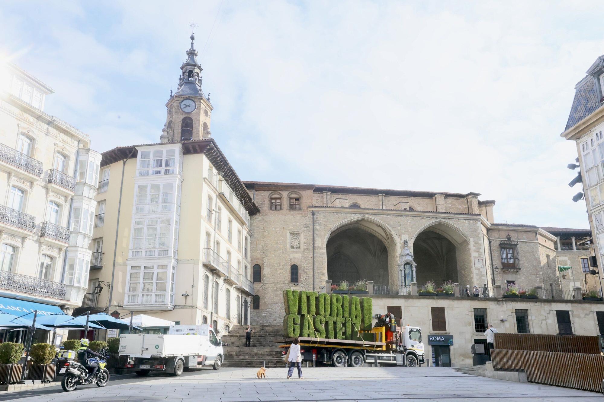 Retirada estatua vegetal de la Virgen Blanca con motivo de las fiestas de Vitora-Gasteiz