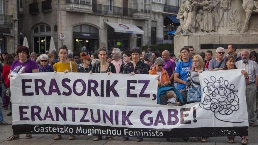 Decenas de personas secundaron la concentración vespertina en la Virgen Blanca.