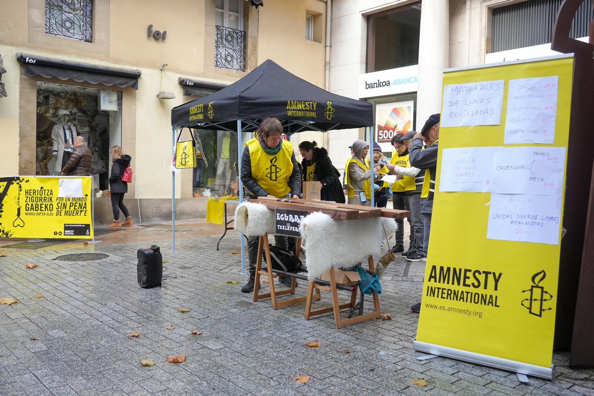 En imágenes: Concentración sobre la pena de muerte en la plaza de correos en Vitoria