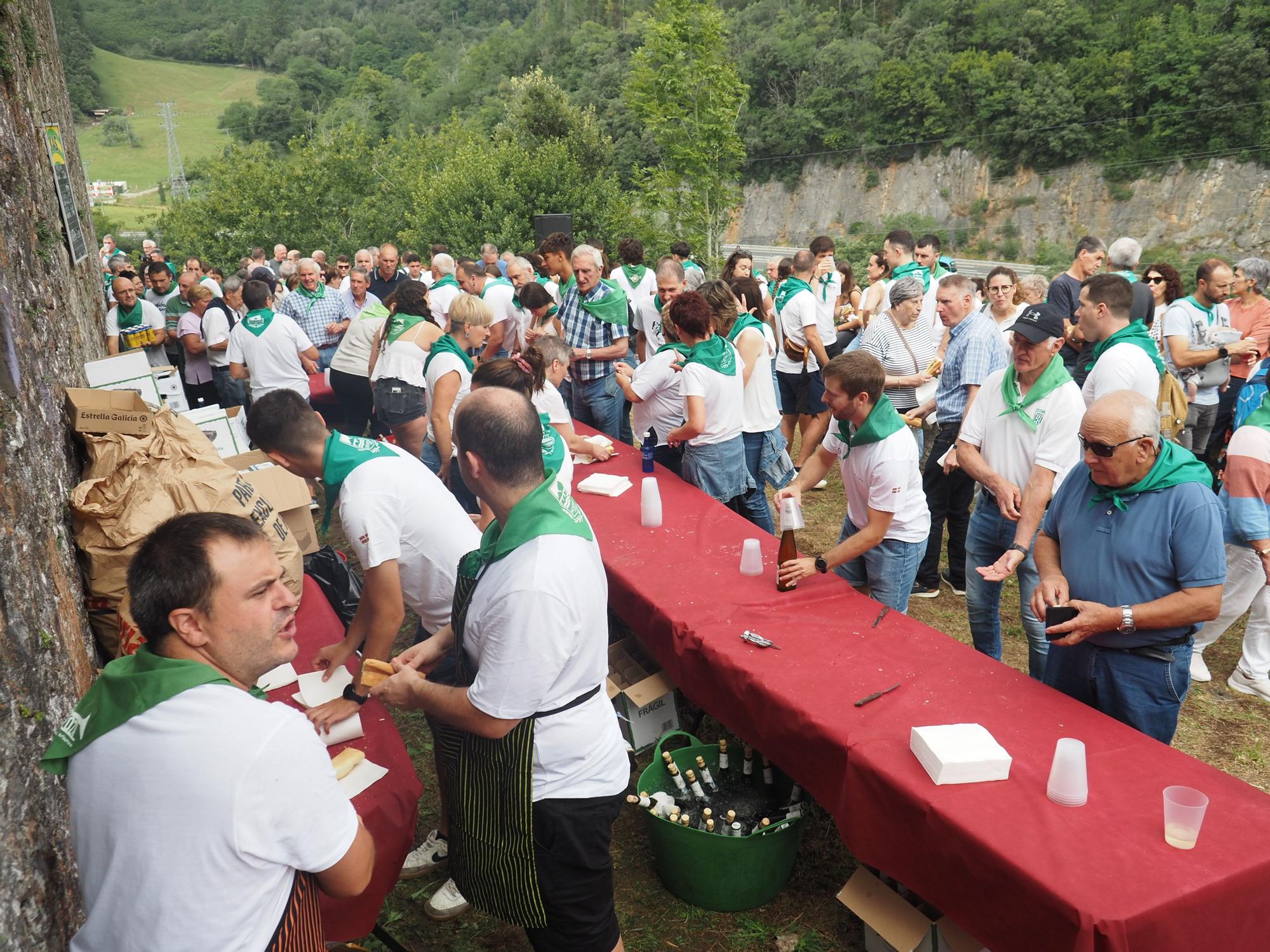Fiesta en verde y blanco en la ermita de Santa Ana de Mendaro