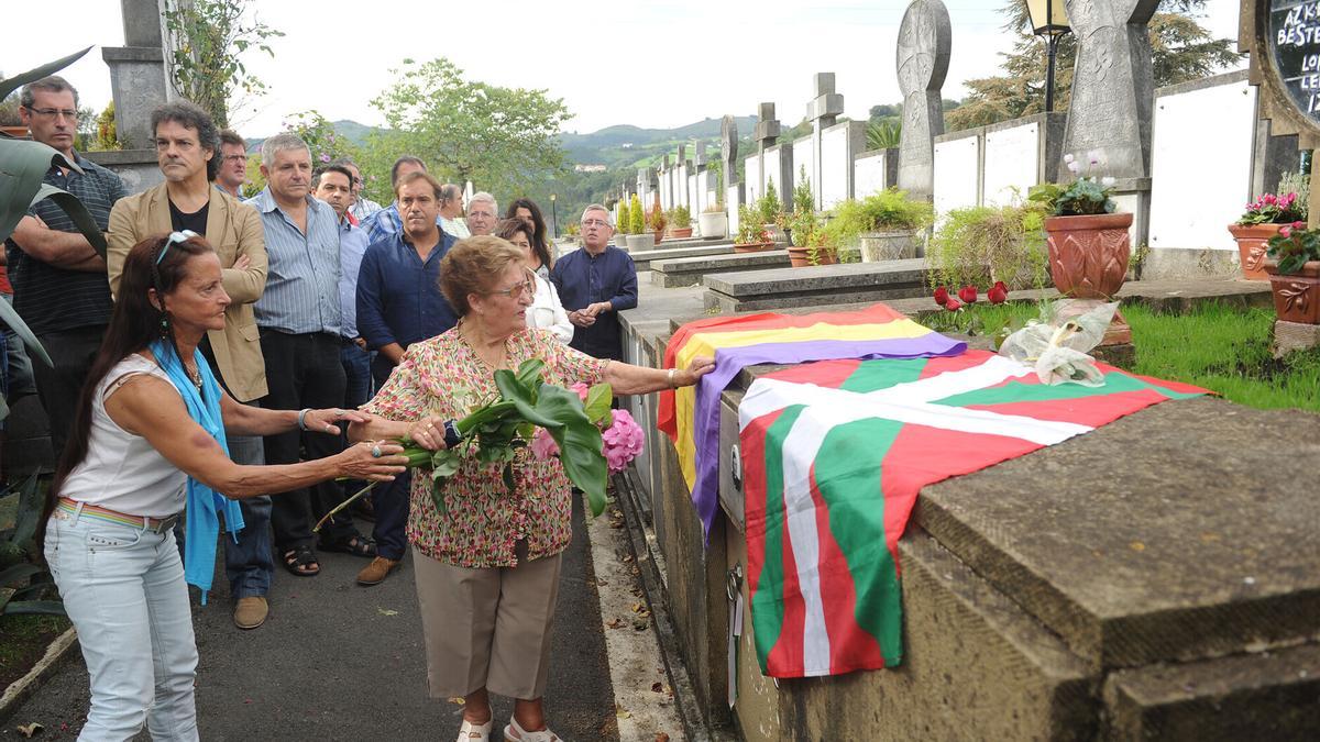 La madre de &#039;Txiki&#039; deposita unas flores en la tumba de su hijo en el acto de recuerdo de 2014