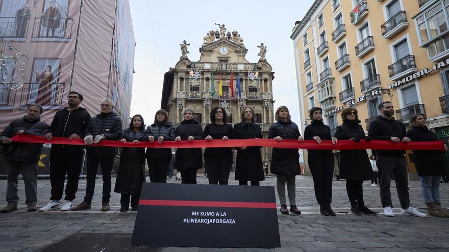 Imágenes de activistas de Amnistía Internacional, CEAR, Médicos del Mundo y Oxfam Intermón marcan una línea roja por Gaza