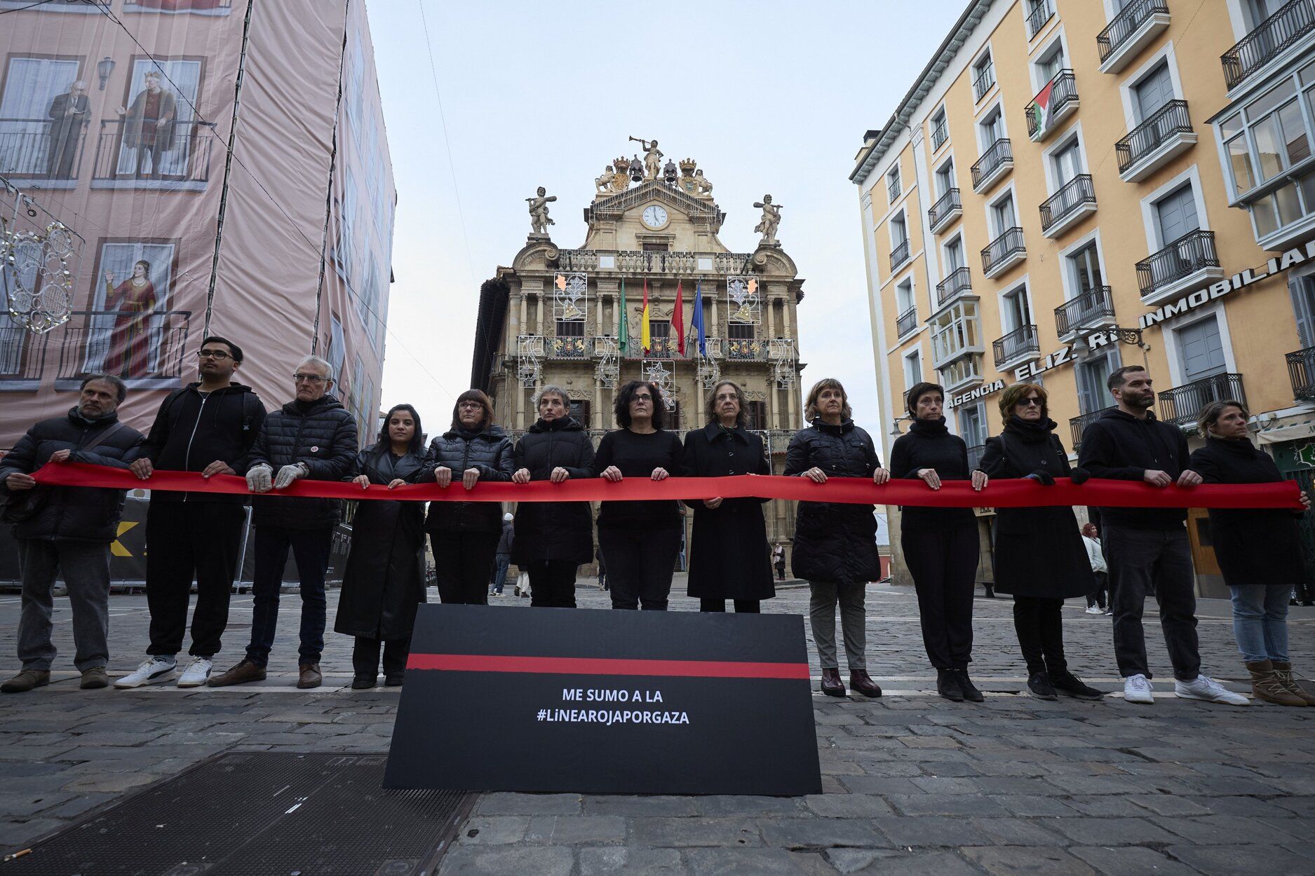 Imágenes de activistas de Amnistía Internacional, CEAR, Médicos del Mundo y Oxfam Intermón marcarán una línea roja por Gaza.