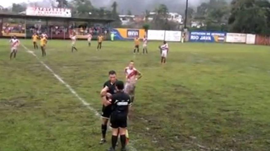 Un árbitro expulsa a un comentarista en mitad del partido por decir que el arbitraje era &quot;terrible2