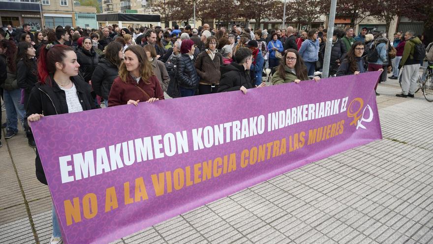 Colectivos feministas condenan la muerte de una mujer que se precipitó de un tercer piso en Pamplona