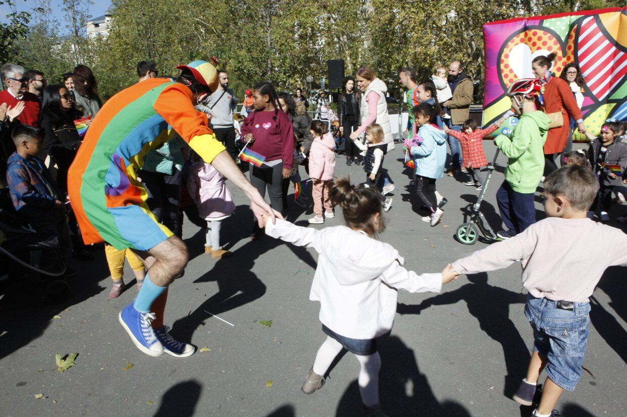 En imágenes: éxito absoluto en la fiesta contra de la LGTBIfobia de la zona Gorbea de Vitoria