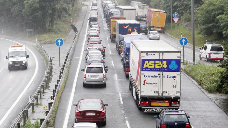 Un camión pierde parte de la carga en la N-I a la altura de Tolosa