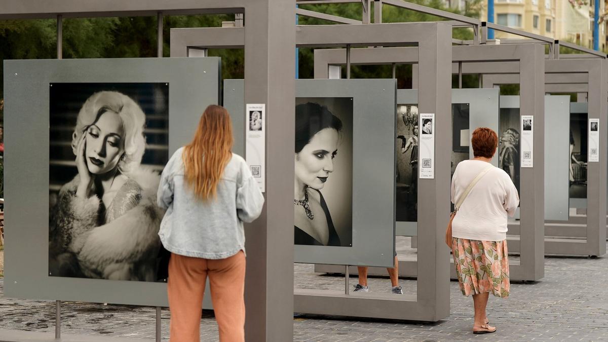 El paseo de la Zurriola con los paneles fotográficos de la exposición &#039;Las Hijas del Jazz&#039;.