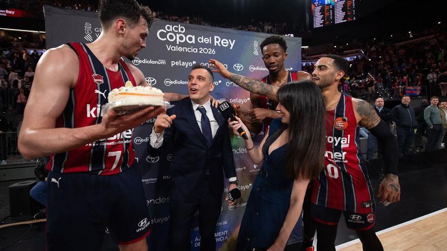 Sorpresa de cumpleaños en la cancha para Galbiati