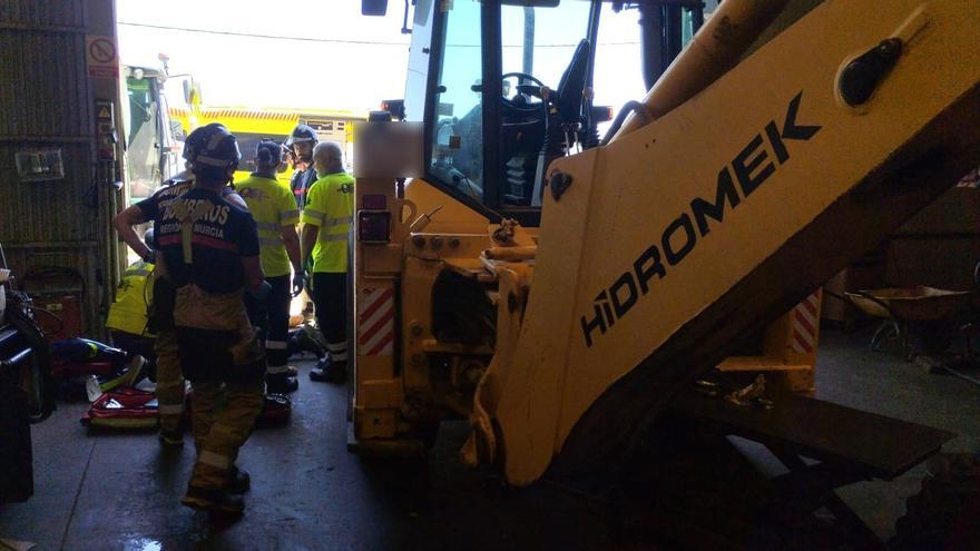 Muere aplastado por una retroexcavadora en una empresa de máquina agrícola en Lorca
