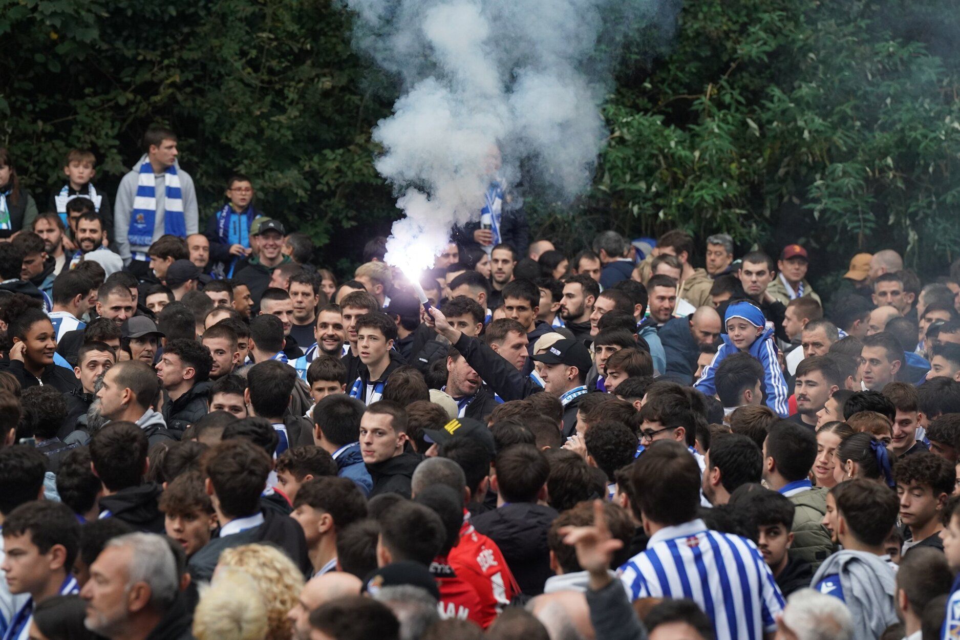 Recibimiento antes del derbi