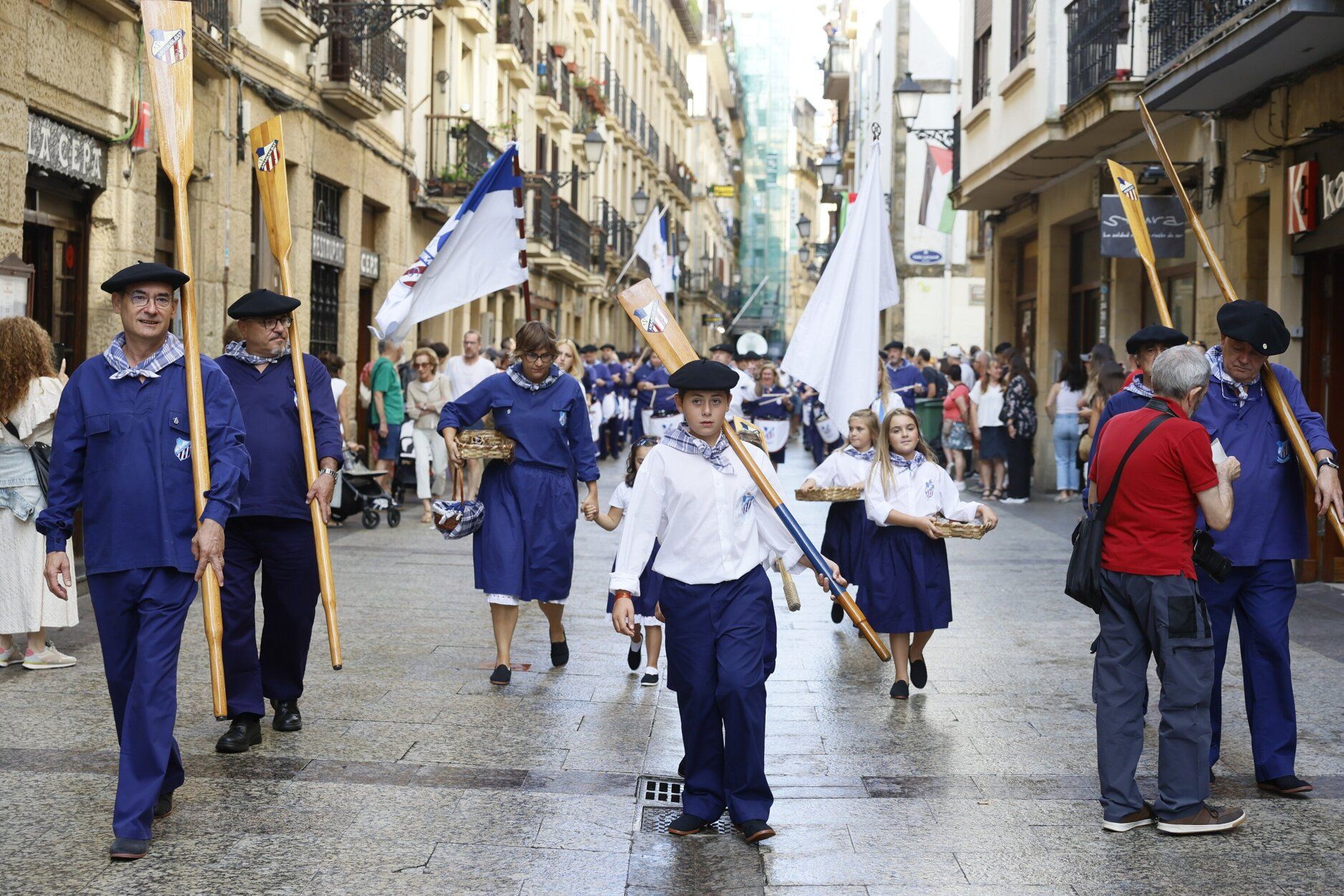 La tamborrada de San Ignacio de la sociedad Amaikak Bat desfila por la Parte Vieja