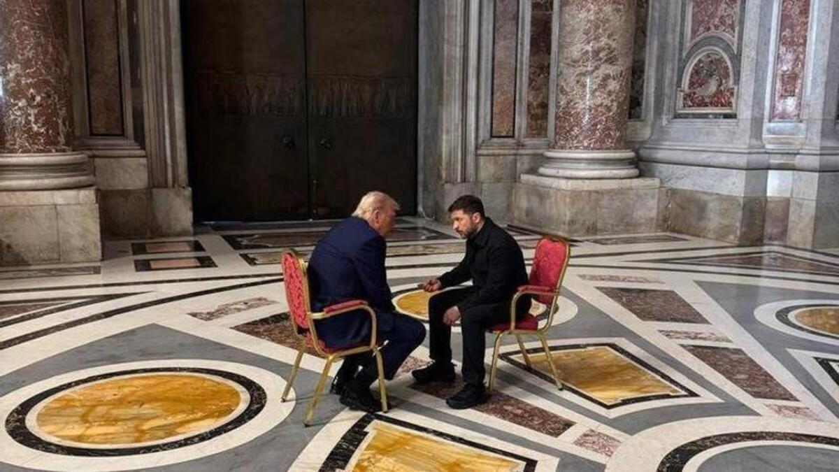 Trump y Zelenski sentados juntos Trump y Zelenski sentados juntos