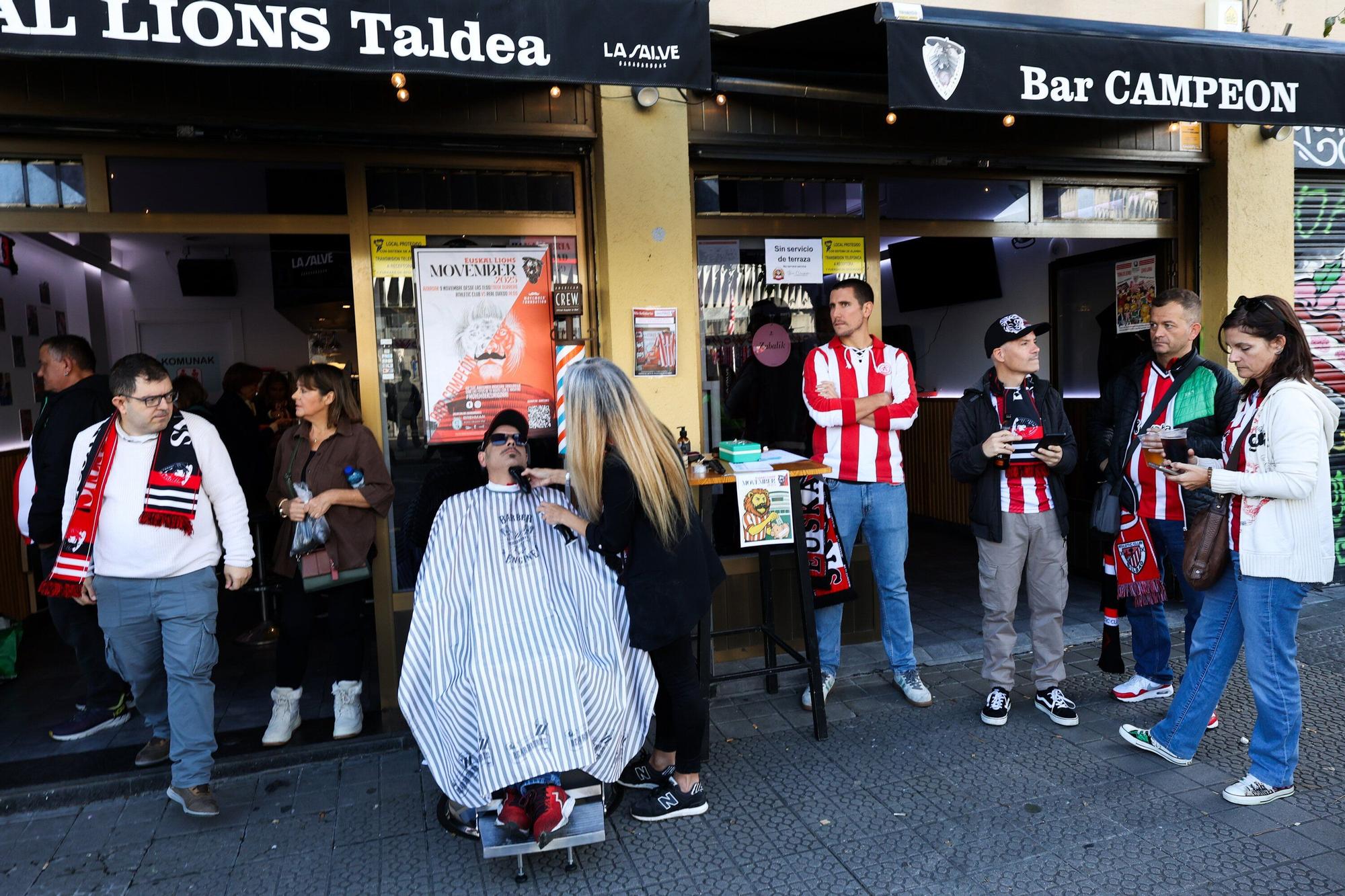 En imágenes: el bar Campeones de Bilbao se transforma en barbería y se une al movimiento solidario Movember
