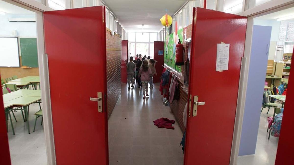 Escolares, en los pasillos de un colegio.