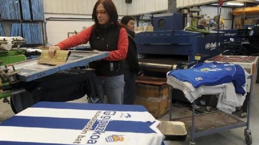 La indumentaria de la Real Sociedad recibe los últimos retoques en el taller urduliztarra.