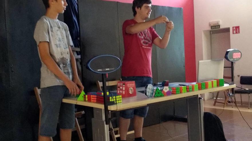 Un taller de cubo de rubik.