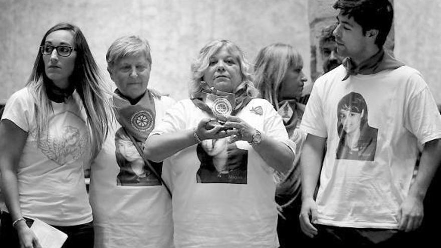 Al acto acudieron familiares de Nagore, entre ellos la madre (centro) y su hermano Javier Laffage (derecha).