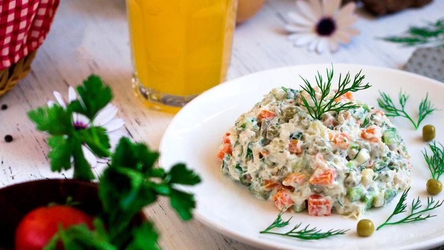 Menú fin de semana: ensaladilla rusa, salchichas al vino y buñuelos de cereza
