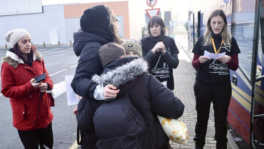 En imágenes: Niños y niñas ucranianos dejan Vitoria tras pasar las Navidades con familias de acogida