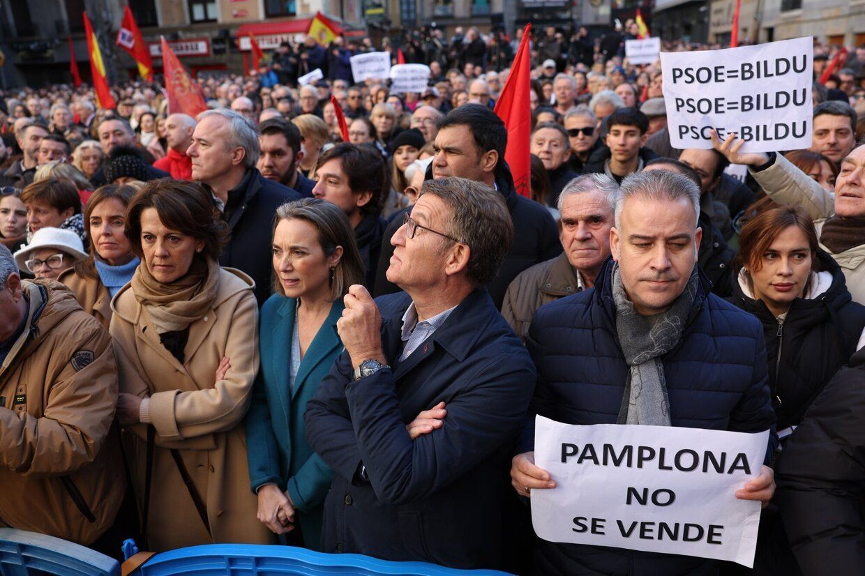 Imágenes de la concentración contra la moción de censura en Iruñea