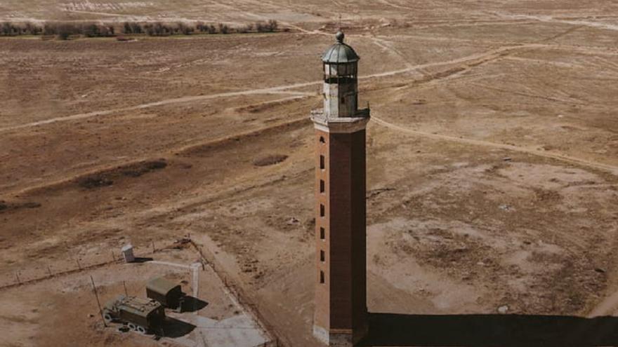 ¿Qué pinta un faro del siglo XVIII en medio del desierto?