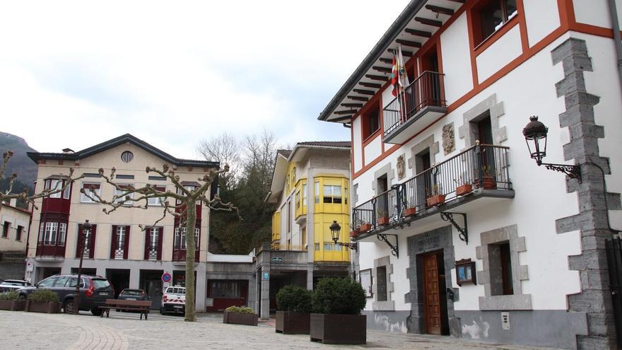 Propuesta para un bidegorri en Irura que protege el comercio y el aparcamiento