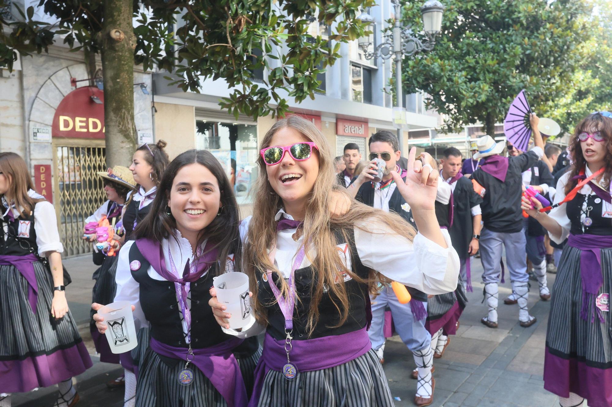 En imágenes: Blusas y neskas desfilan en el segundo paseíllo