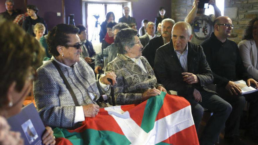 Josu Erkoreka, en la entrega de los restos óseos del gudari Pedro Uriguen a sus familiares en Mendata.