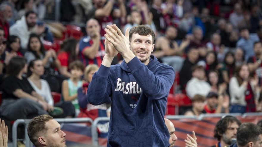 Rodions Kurucs recibe el aplauso del Buesa