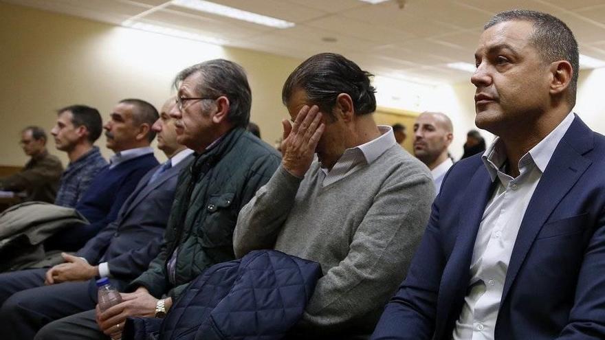 Miguel Ángel Flores (d), principal acusado por la tragedia del Madrid Arena, sentado en el banquillo de la Audiencia.